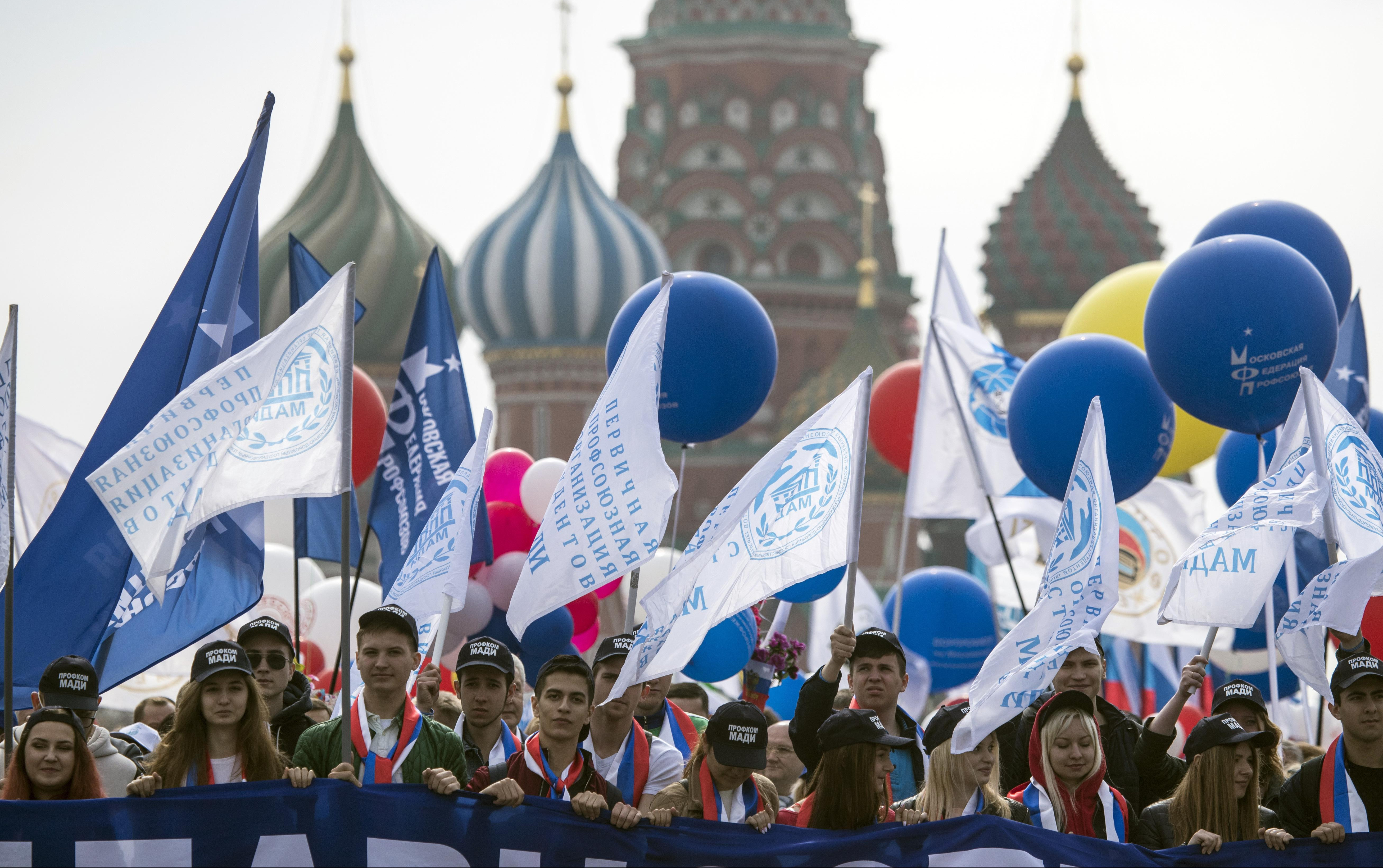 (FOTO) TAKO TO RADE BRAĆA RUSI! Najmanje 130.000 ljudi u Moskvi na maršu povodom 1. maja!