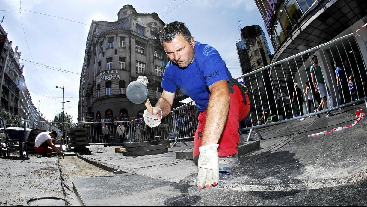 (FOTO) VESIĆ: Počela je zamena dotrajalih i oštećenih granitnih ploča u Knez Mihajlovoj ulici!
