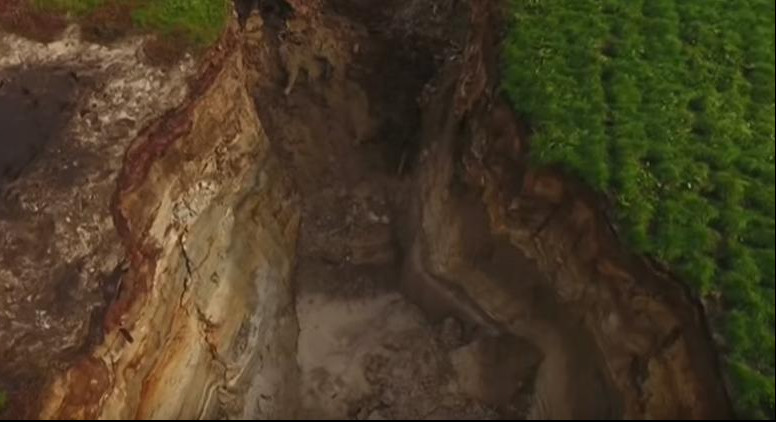 (VIDEO) ČUDO NEVIĐENO! Otvorila se rupa na Novom Zelandu dužine dva fudbalska terena!