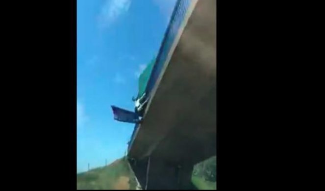 (VIDEO) KAMION VISIO SA NADVOŽNJAKA iznad autoputa za Novi Sad!