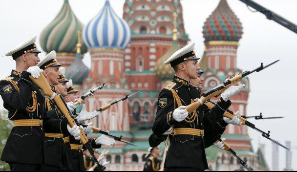 (FOTO) EVO ŠTA ĆE SVE RUSI PRIKAZATI SUTRA NA VOJNOJ PARADI! Putin predstavlja tenk koji sam locira mete!