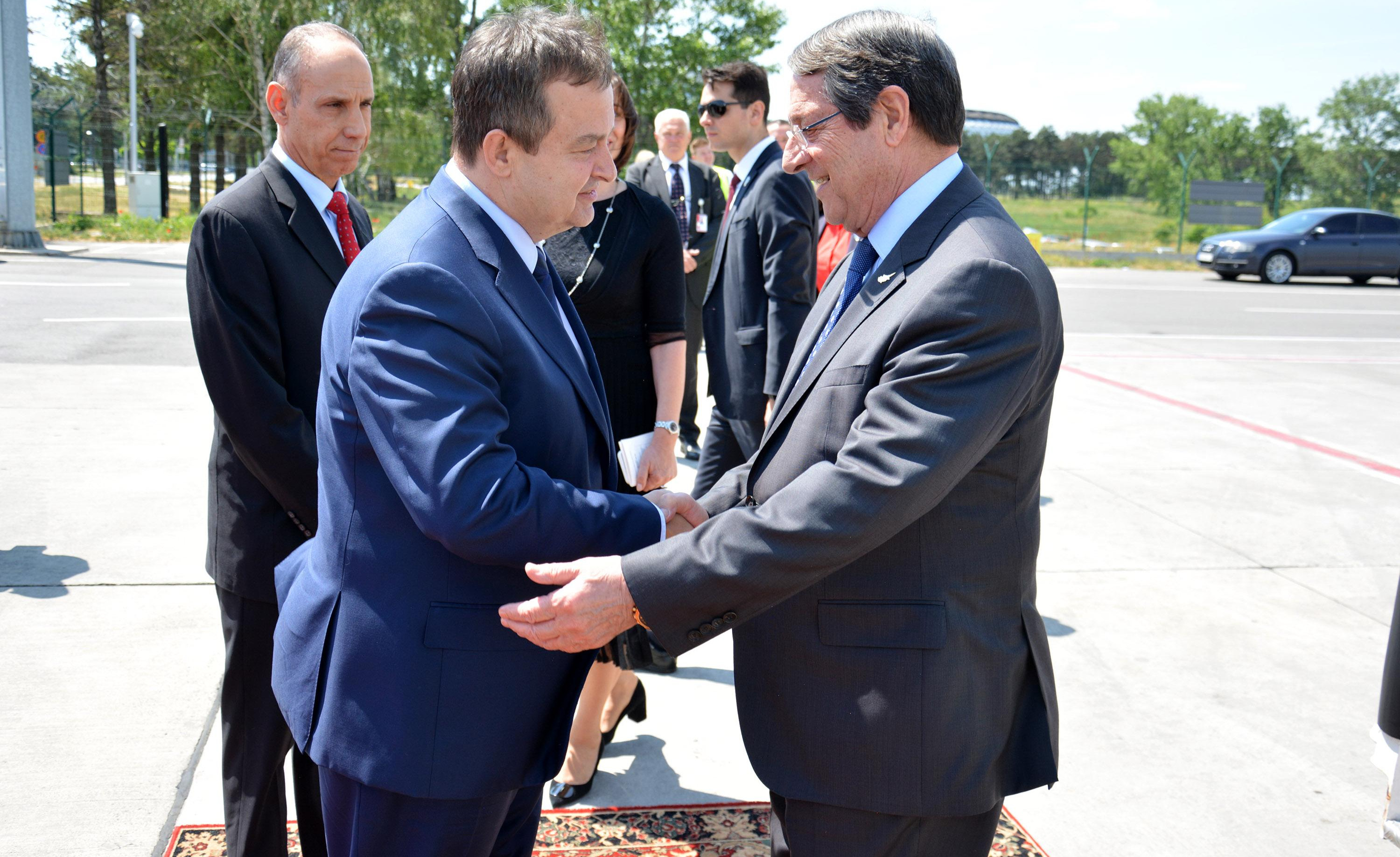 (FOTO) PREDSEDNIK KIPRA STIGAO U POSETU BEOGRADU: Na aerodromu ga dočekao ministar spoljnih poslova Ivica Dačić!