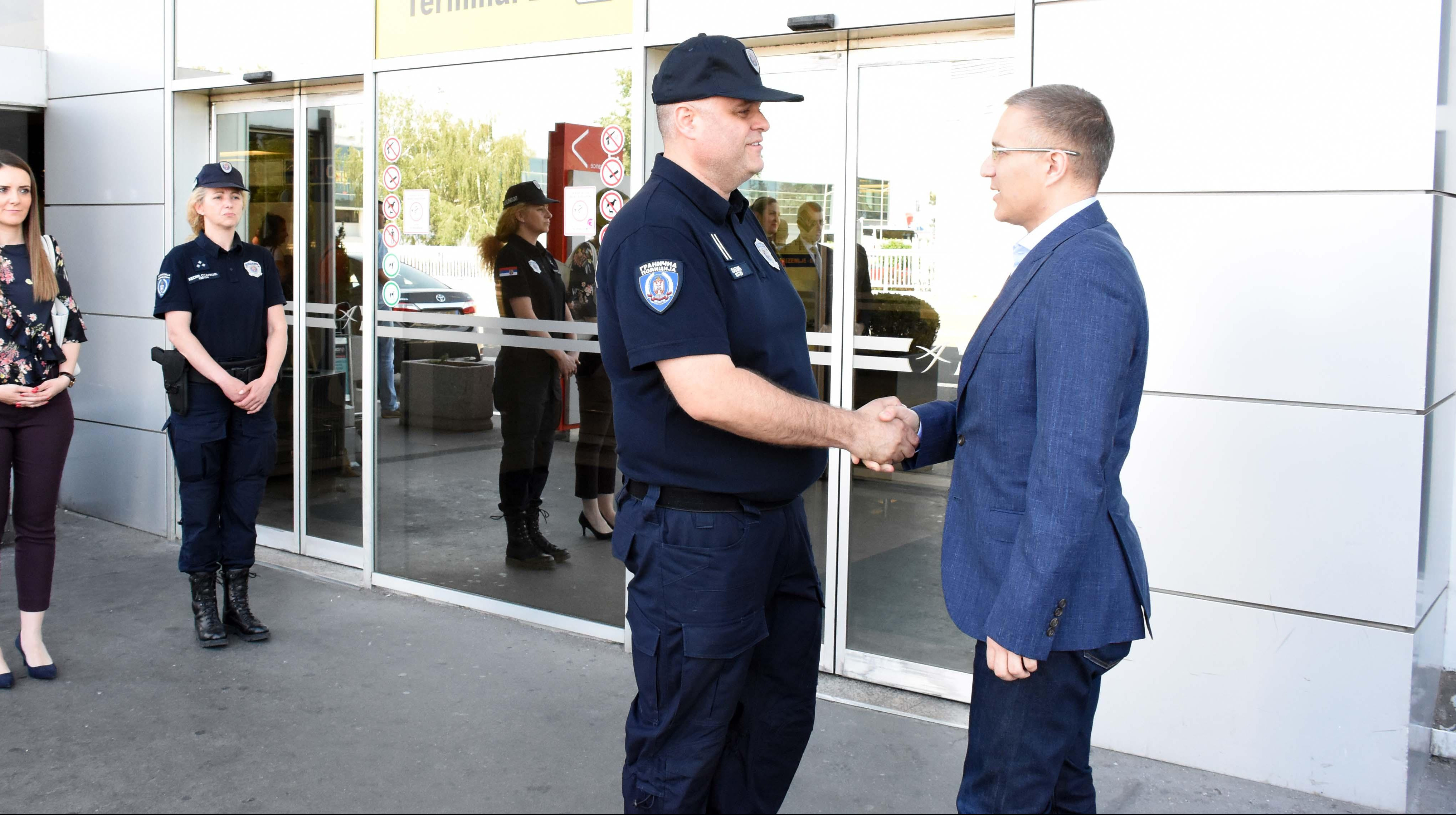 ZA BEZBEDNU SRBIJU: Ministar Nebojša Stefanović uručio patrolna vozila Stanici granične policije