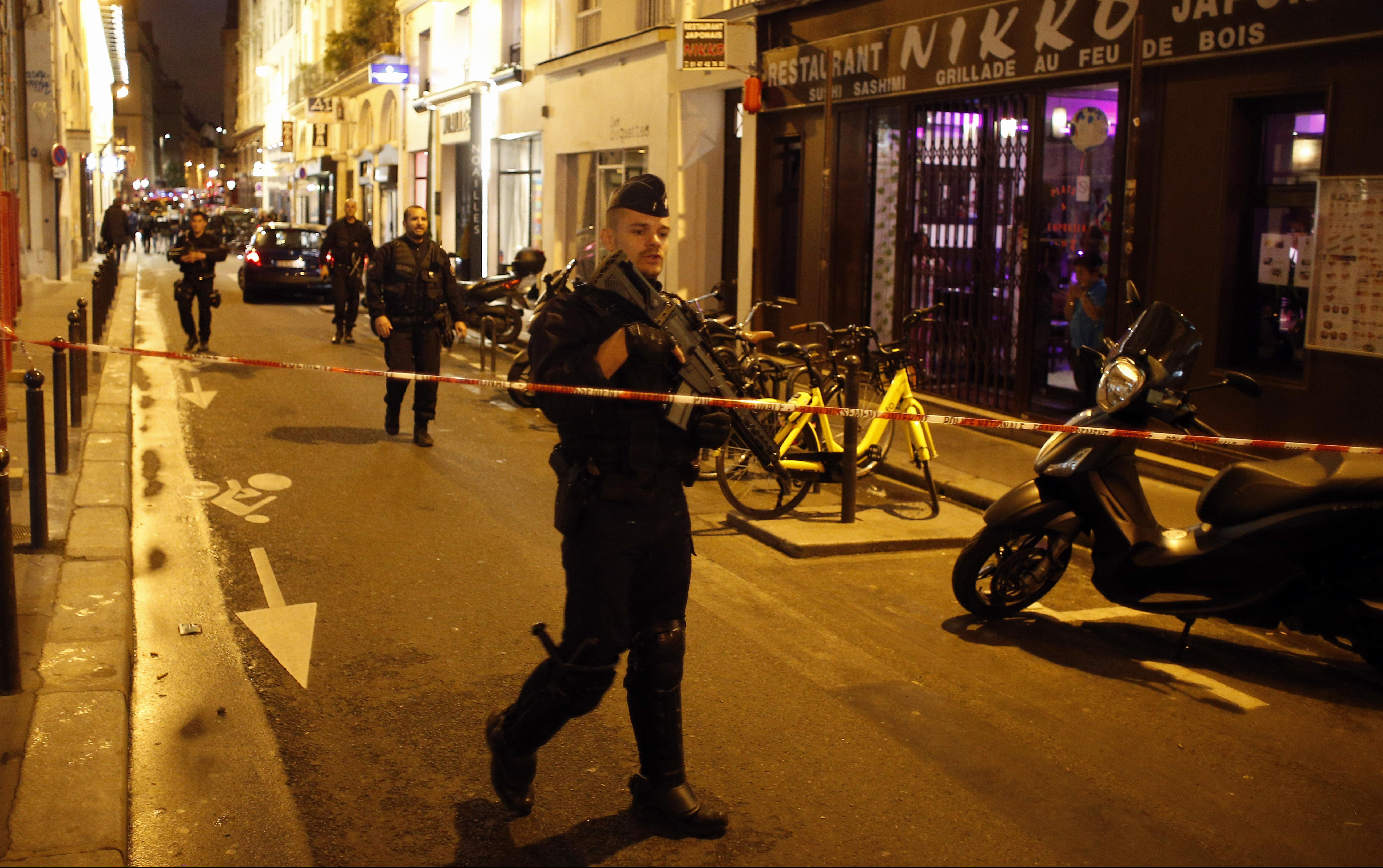 (VIDEO) TERORISTIČKI NAPAD U PARIZU: Više osoba povređeno nožem, policija UBILA NAPADAČA !