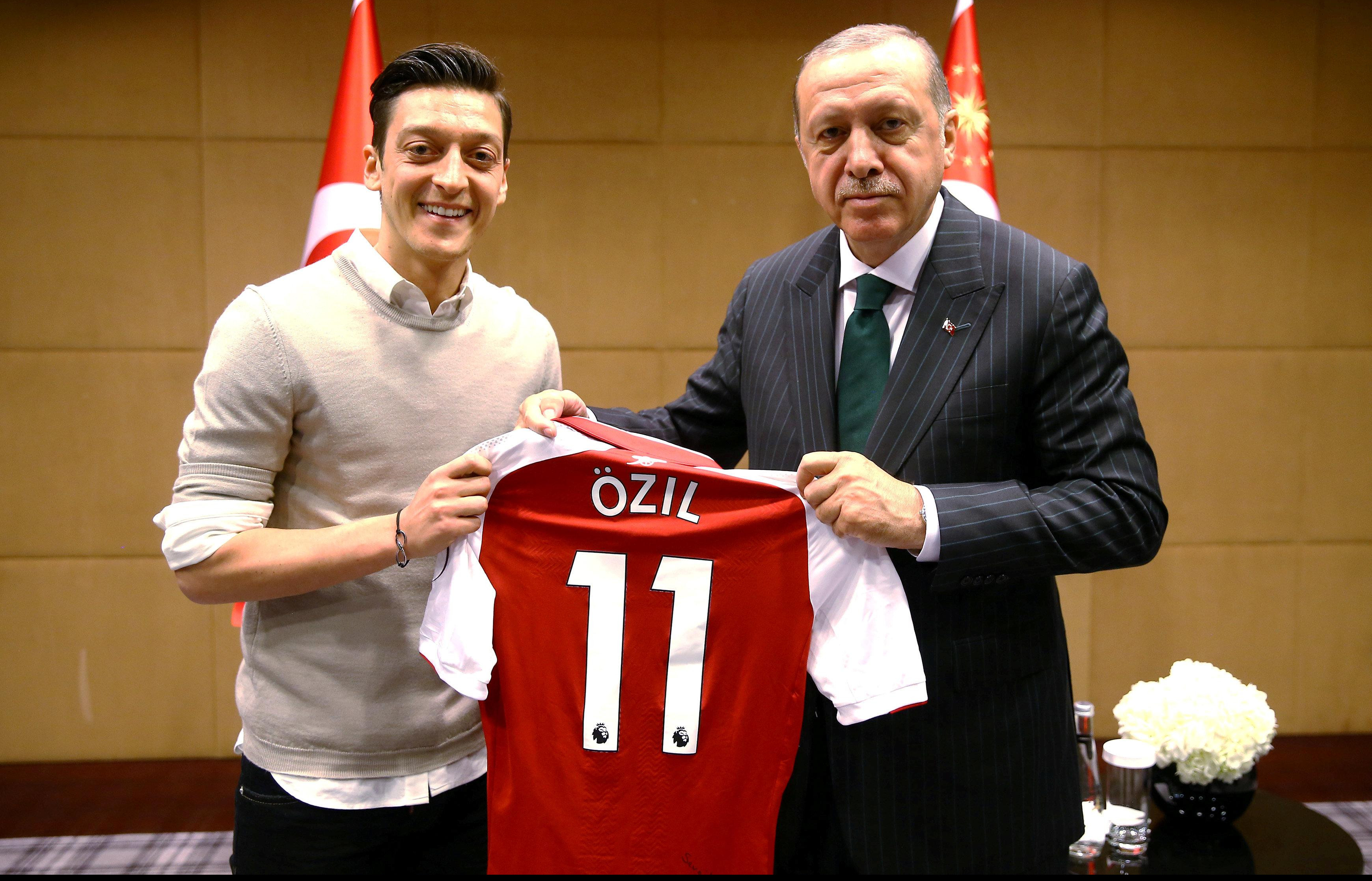 (FOTO) OZIL POZVAO ERDOGANA NA VENČANJE! Fudbaler Arsenala i predsednik Turske se sreli na istanbulskom aerodromu!