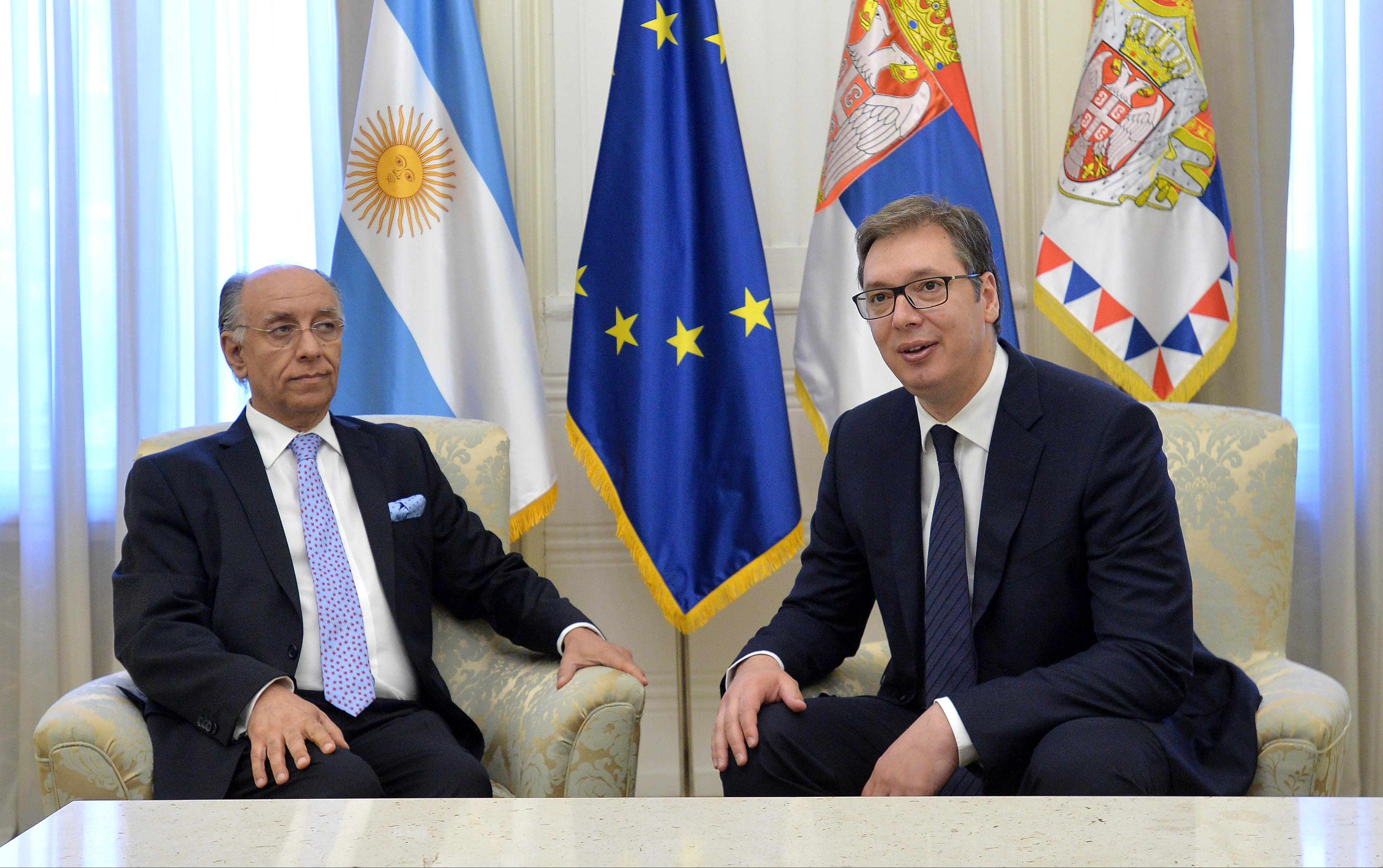 (FOTO) VUČIĆ primio u oproštajnu posetu ambasadora Argentine 