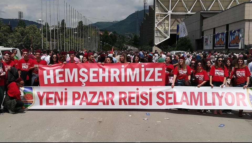 (FOTO) CRVENE MAJICE I FESOVI ZA ERDOGANA! Više od 2.000 Pazaraca dočekalo turskog predsednika u Sarajevu!