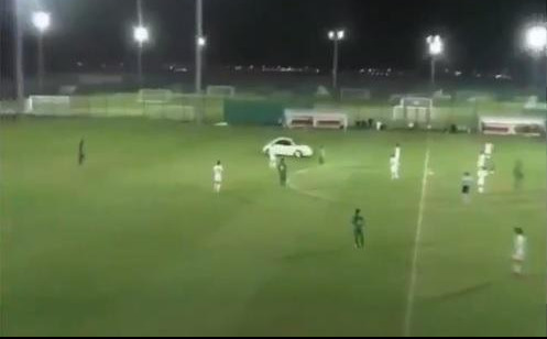 (VIDEO) VOZI MIŠKO! Kakav ludak - automobilom uleteo na teren usred utakmice!