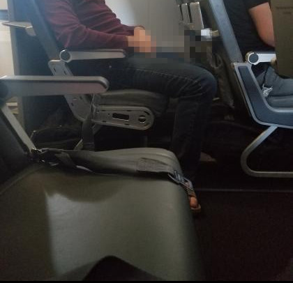 Pijani manijak urinirao po avionu
