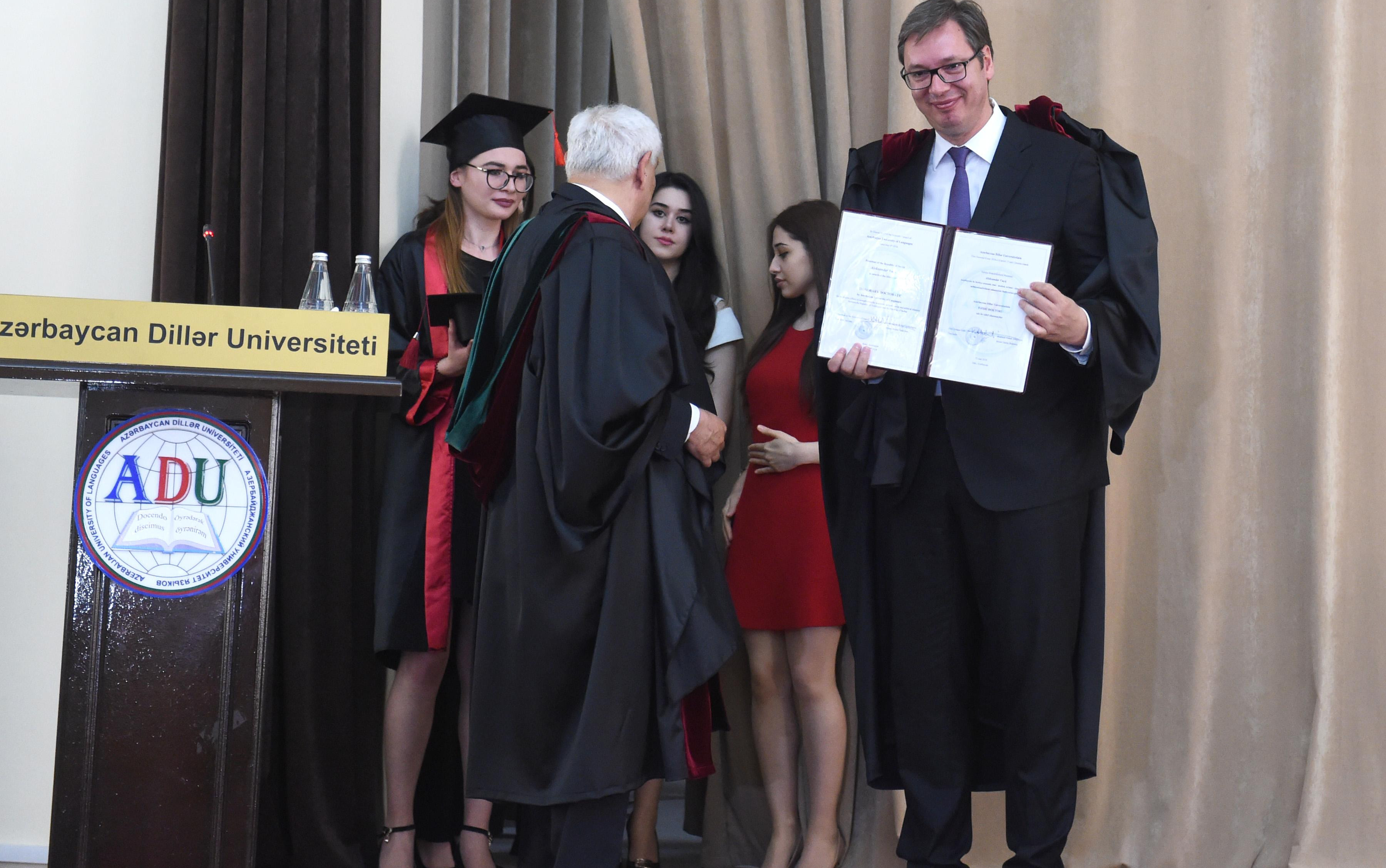 (FOTO) VUČIĆ NASTAVLJA POSETU AZERBEJDŽANU: Predsedniku Srbije dodeljena titula počasnog doktora Azerbejdžanskog univerziteta!