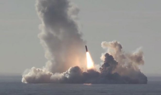 RUSIJA SE NE ŠALI: Balistička raketa "bulava", uspešno testirana sa podmornice Jurij Dolgoruki!