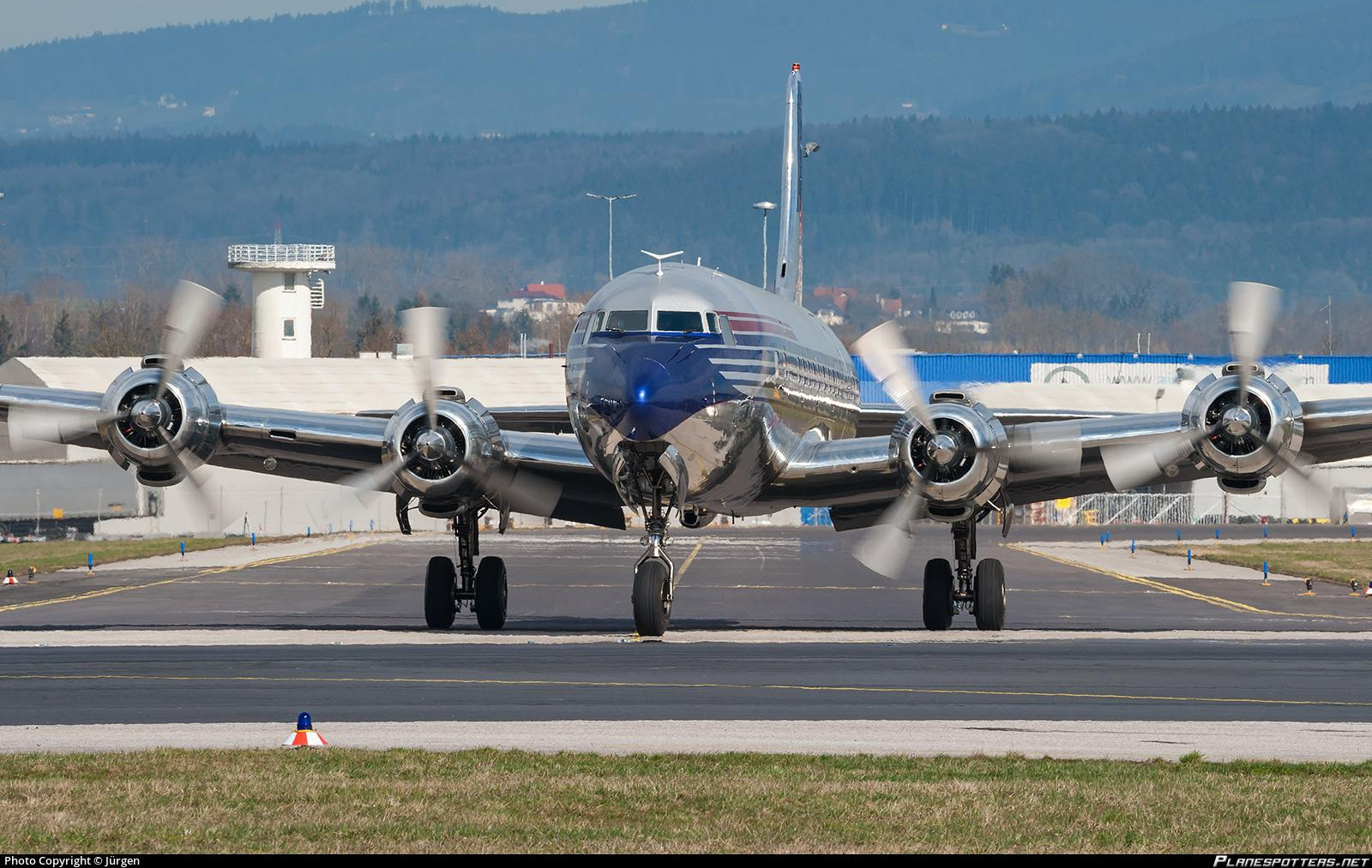(FOTO) Titov DC-6B sleteo u Tivat! I dalje je jedan od NAJSPEKTAKULARNIJIH AVIONA NA SVETU!