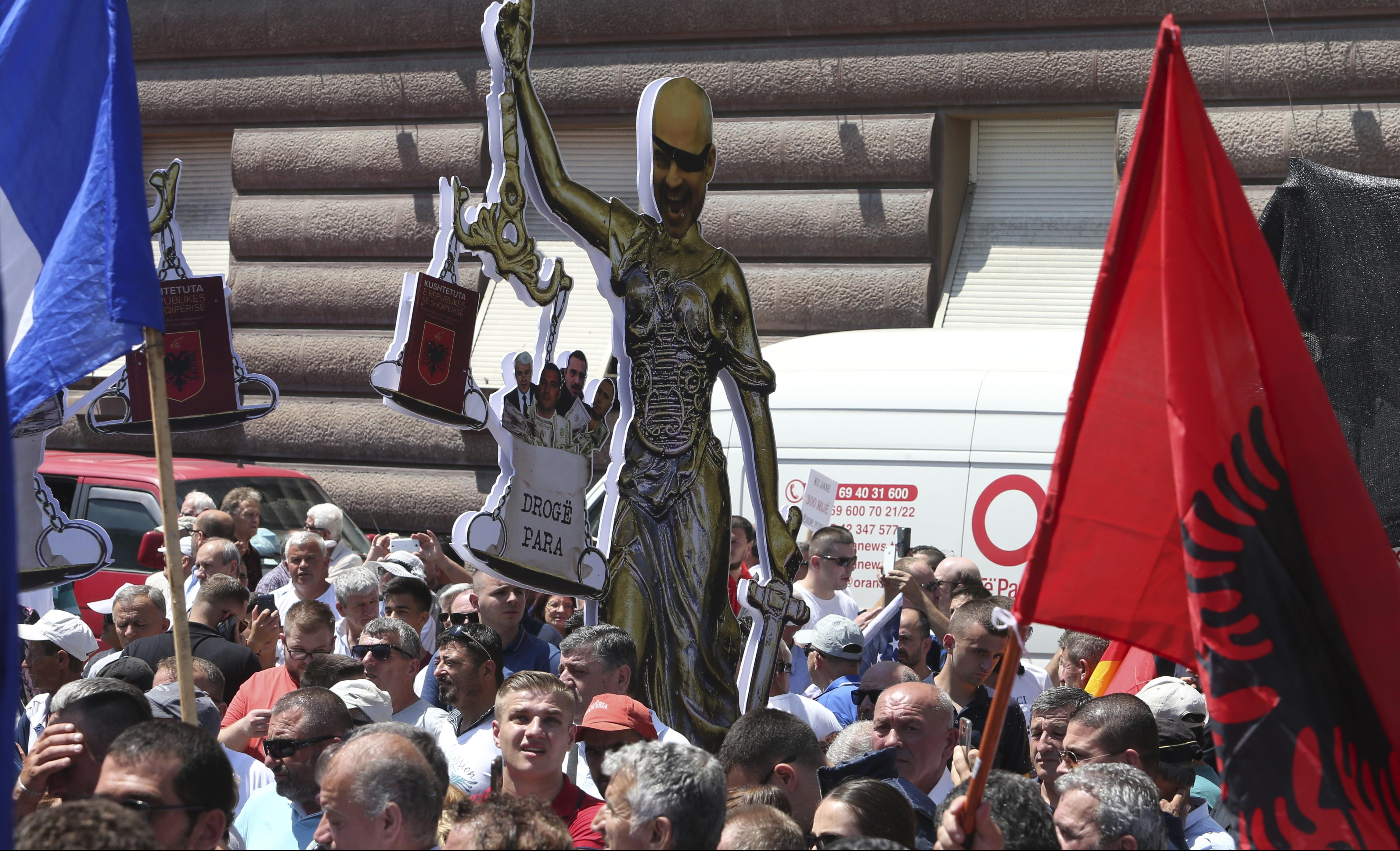 (FOTO) TIRANOM SE ORILO "RAMO, ODLAZI!" Veliki protesti u prestonici Albanije, LETELE KAMENICE!