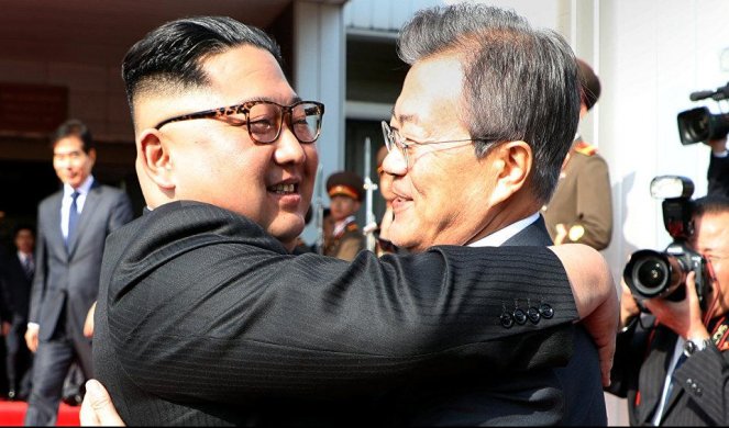 IZNENADNI SASTANAK! Pao i zagrljaj lidera dve Koreje!
