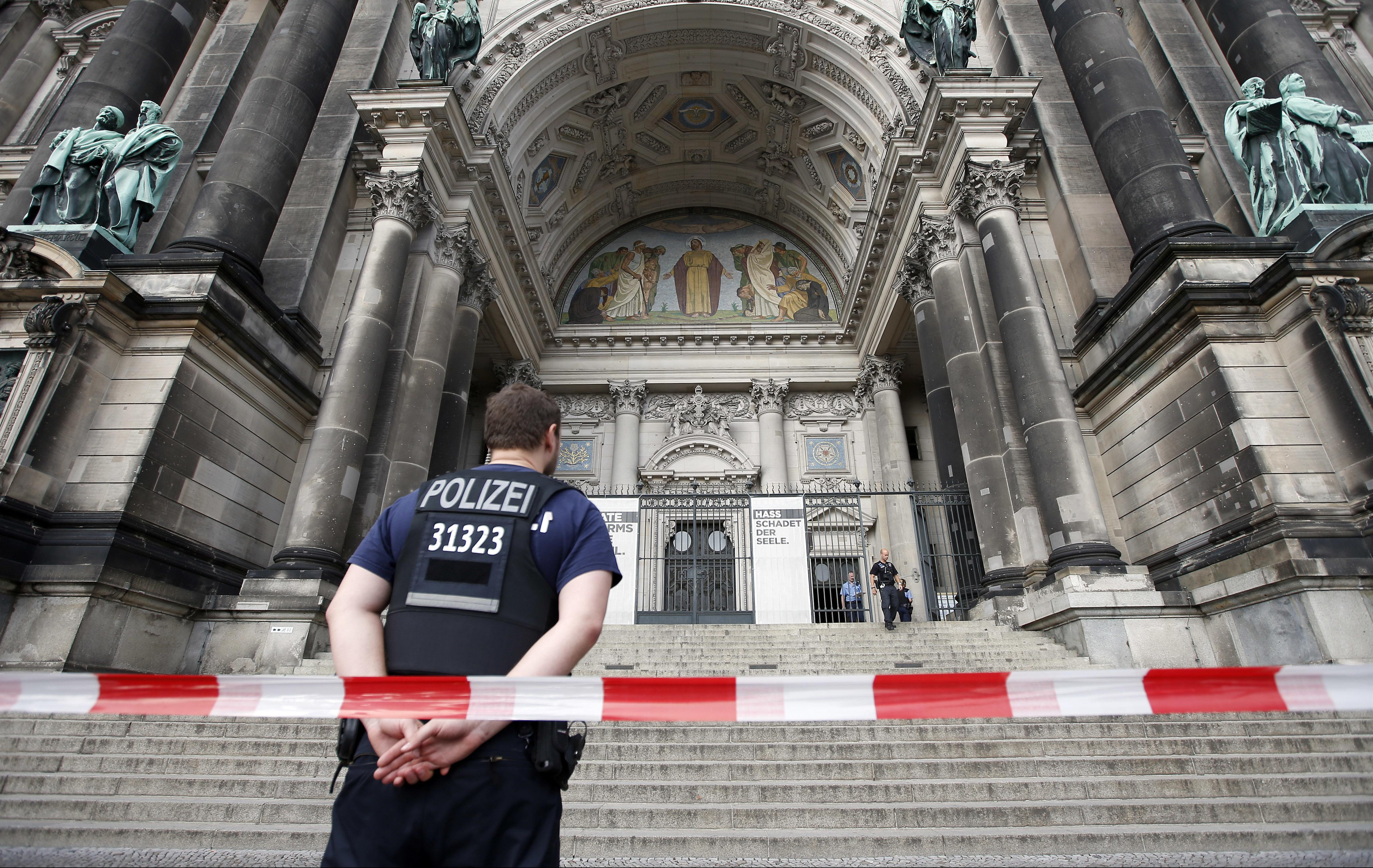 (FOTO/VIDEO) BERLIN POD OPSADOM! Pucnjava u katedrali, ranjene dve osobe!