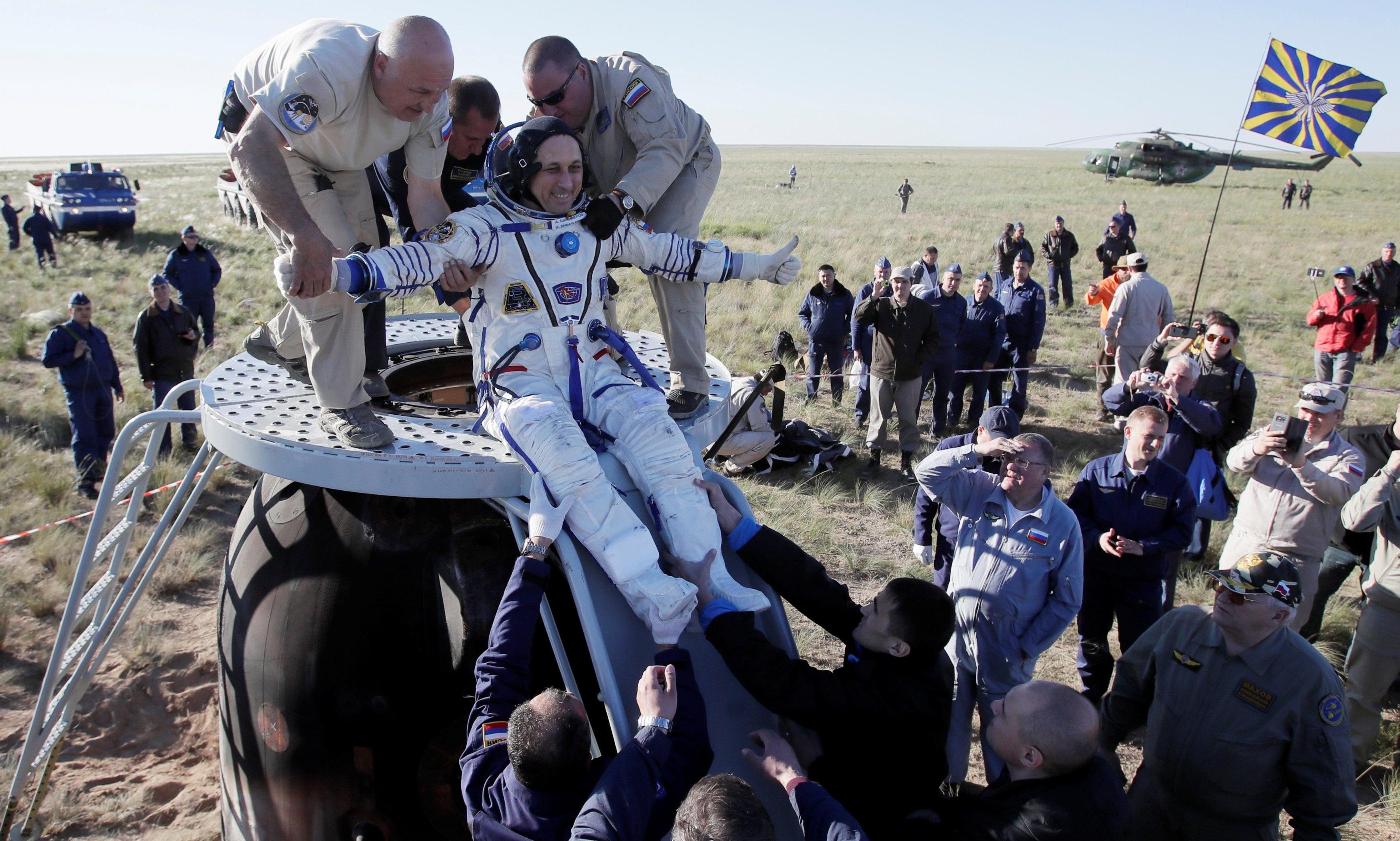 (FOTO) PRAVO IZ SVEMIRA NA CENTAR! Astronauti doneli loptu koja 'otvara' Mundijal!