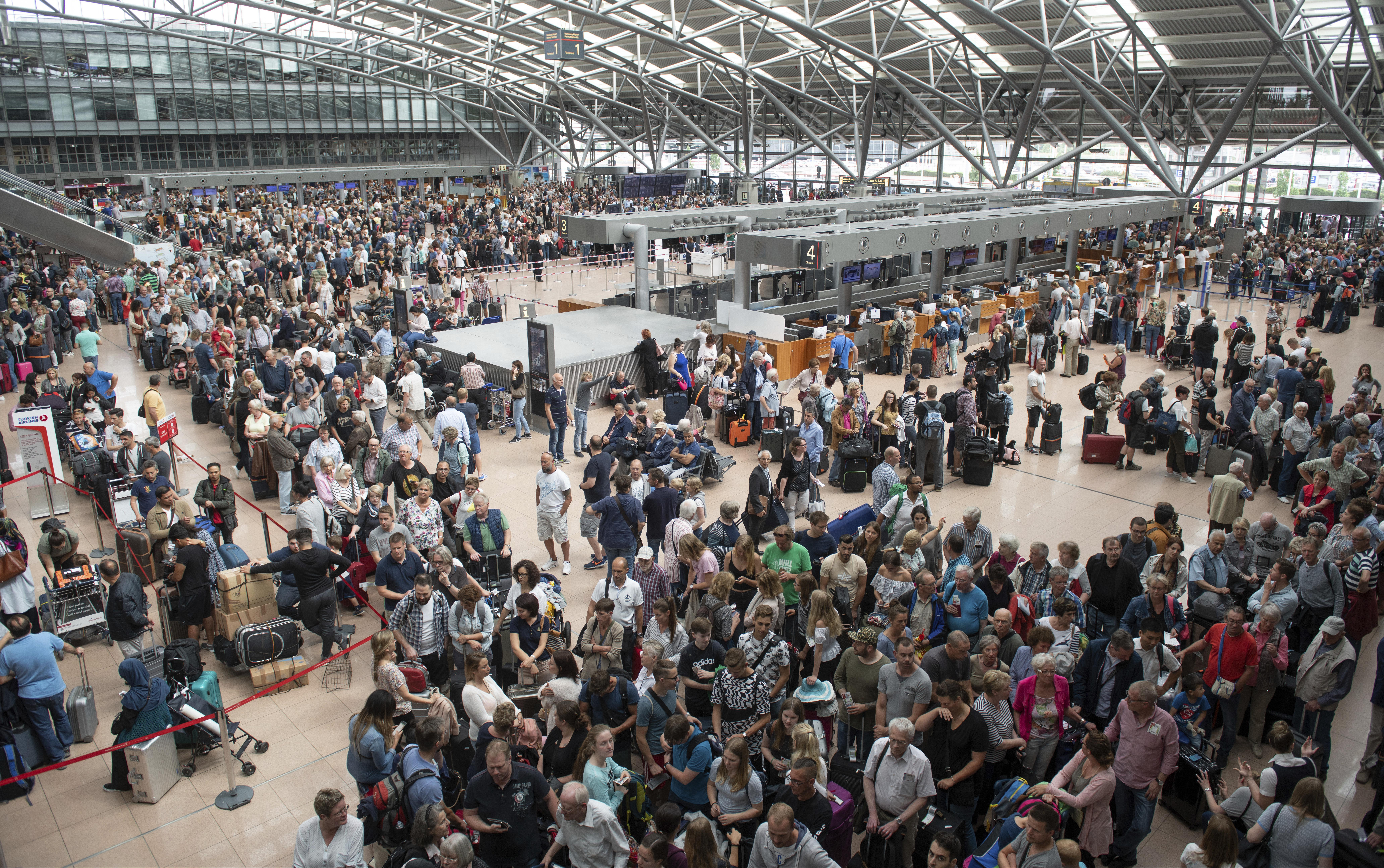 (FOTO) NEMAČKI AERODROM OTKAZAO SVE LETOVE: Putnicima rečeno da napuste terminal u Hamburgu