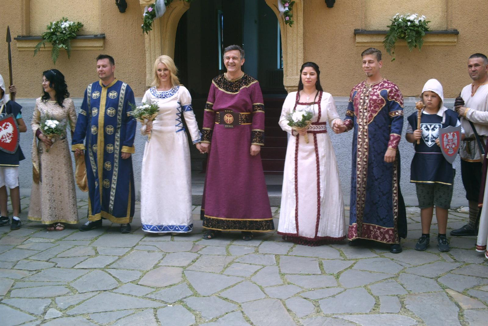 (FOTO) SPEKTAKULARNO:  Venčanje pred crkvom Lazaricom po srednjevekovnim običajima!