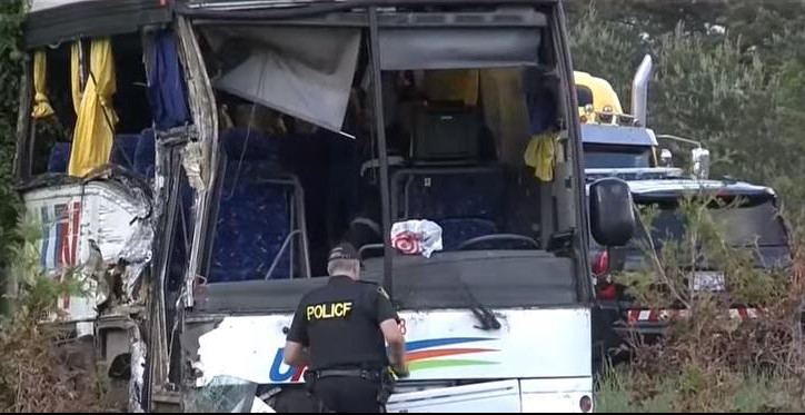 (VIDEO) AUTOBUS SA TURISTIMA SLETEO S PUTA U KANADI: Povređene najmanje 24 osobe, od kojih četiri teško!