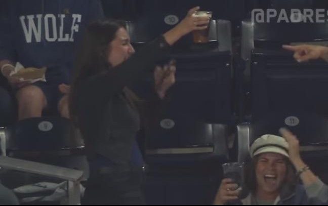 (VIDEO) KO NJU NE BI OŽENIO!? Čašom punom piva uhvatila bejzbol lopticu u letu!