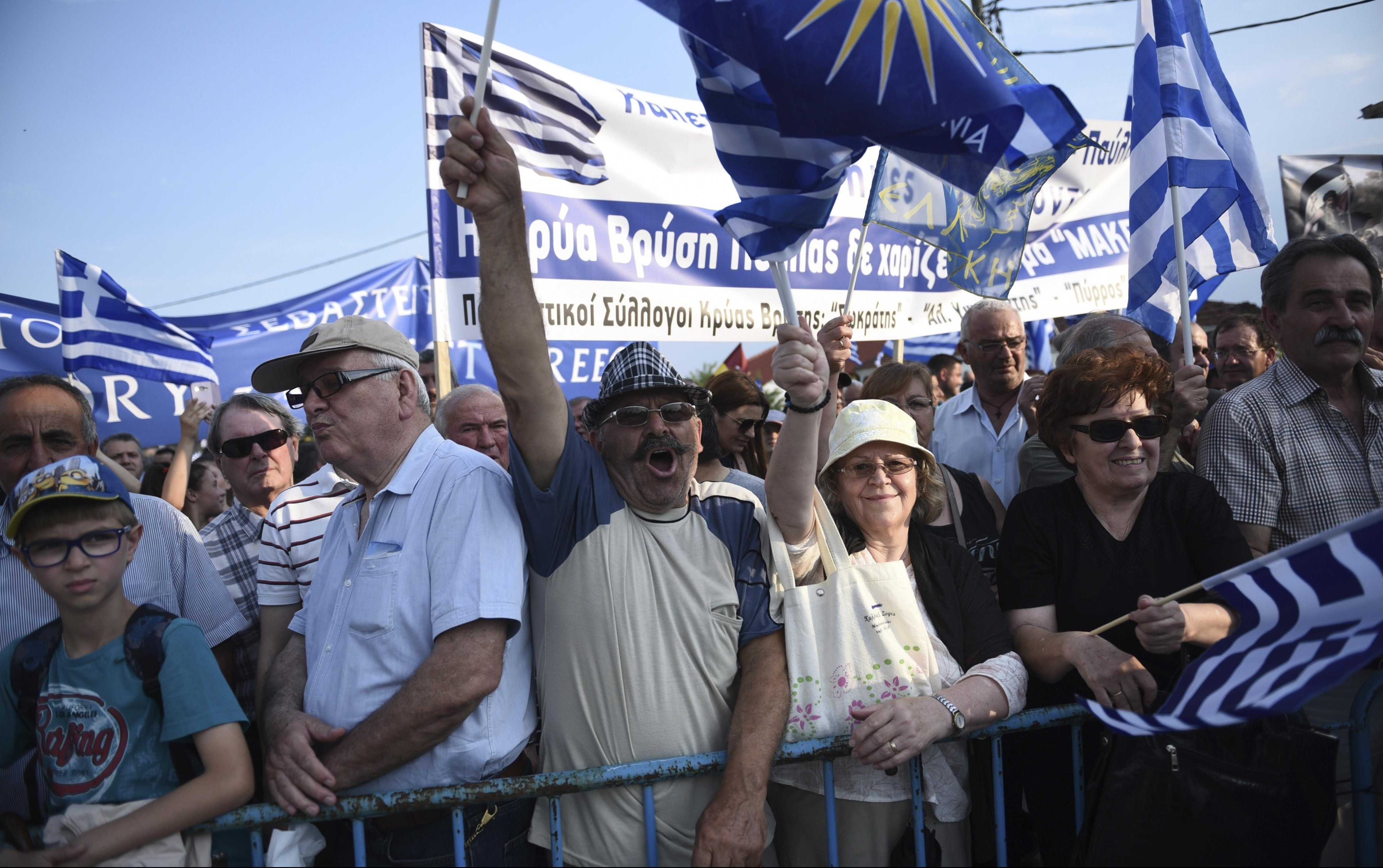 PROKLJUČALO U RODNOM MESTU ALEKSANDRA VELIKOG: Hiljade Grka okupljenih na protestu protiv IMENA MAKEDONIJE!