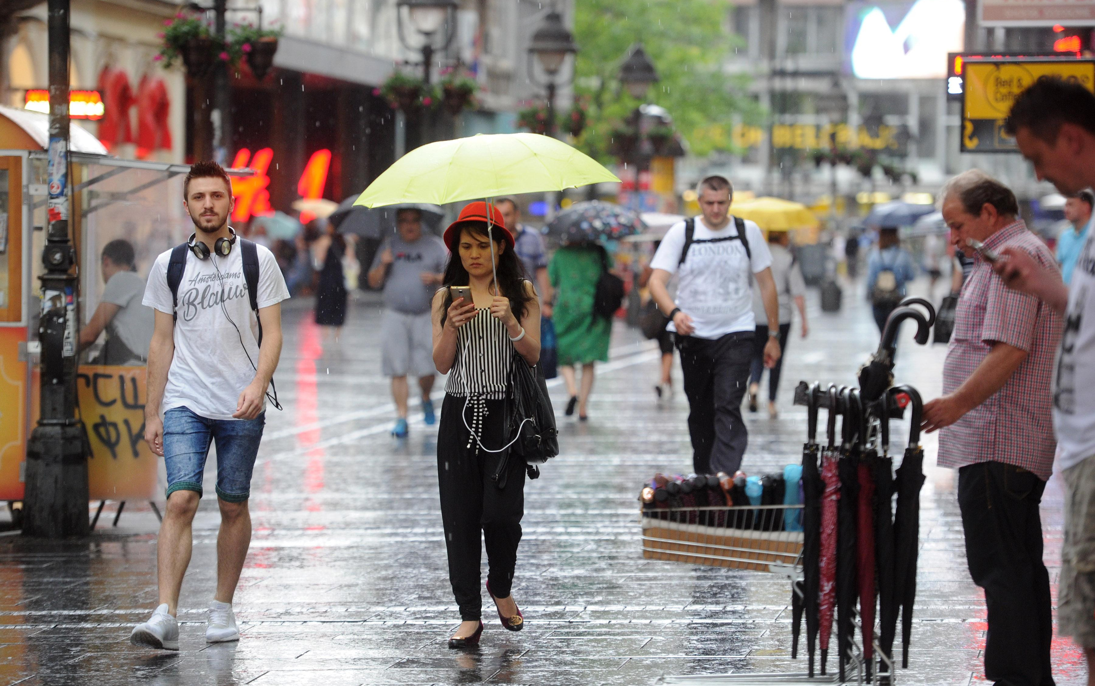 (FOTO) POSLE PAKLENOG DANA, STIGLO NEVREME! Kiša i grmljavina u Beogradu, naredna dva sata OPREZ!