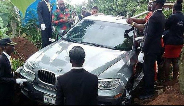 (ŠOK FOTO) Sin sahranio oca u novom BMW-u vrednom 66.000 evra! IMA ČAK I NAVIGACIJU, da pokojnik lakše pronađe "vrata raja"!