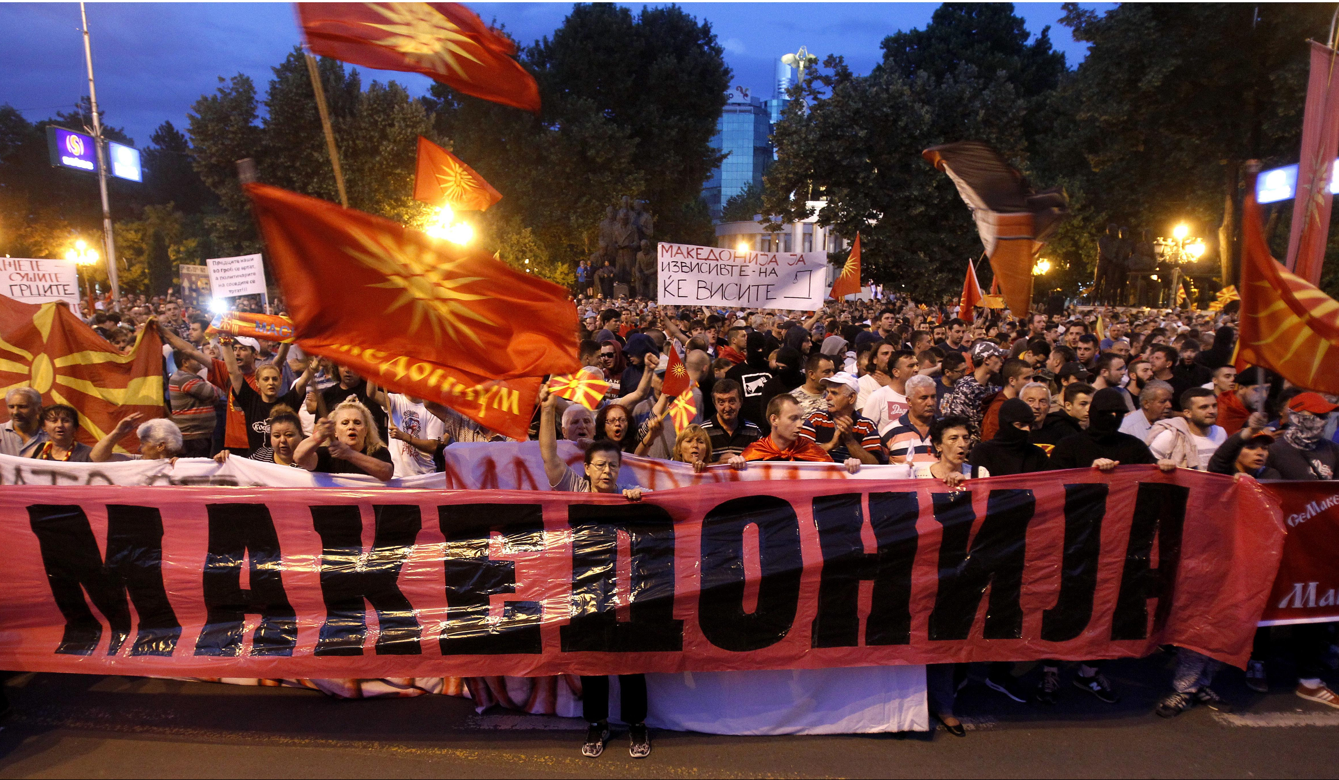 PONOVLJENI PROTESTI ISPRED SOBRANJA: Građani Makedonije se ne mire S PROMENOM IMENA ZEMLJE!  