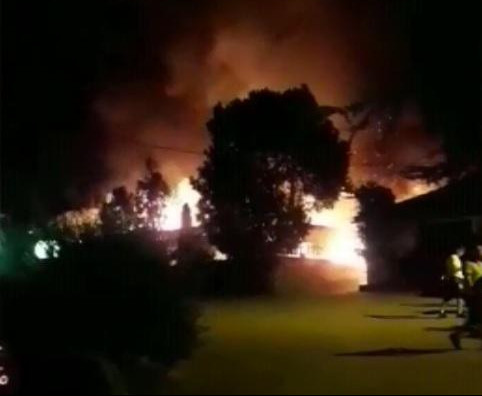 (VIDEO) STRAVIČAN POŽAR U BEOGRADU: Izgoreo restoran fudbalskog kluba na Karaburmi! 
