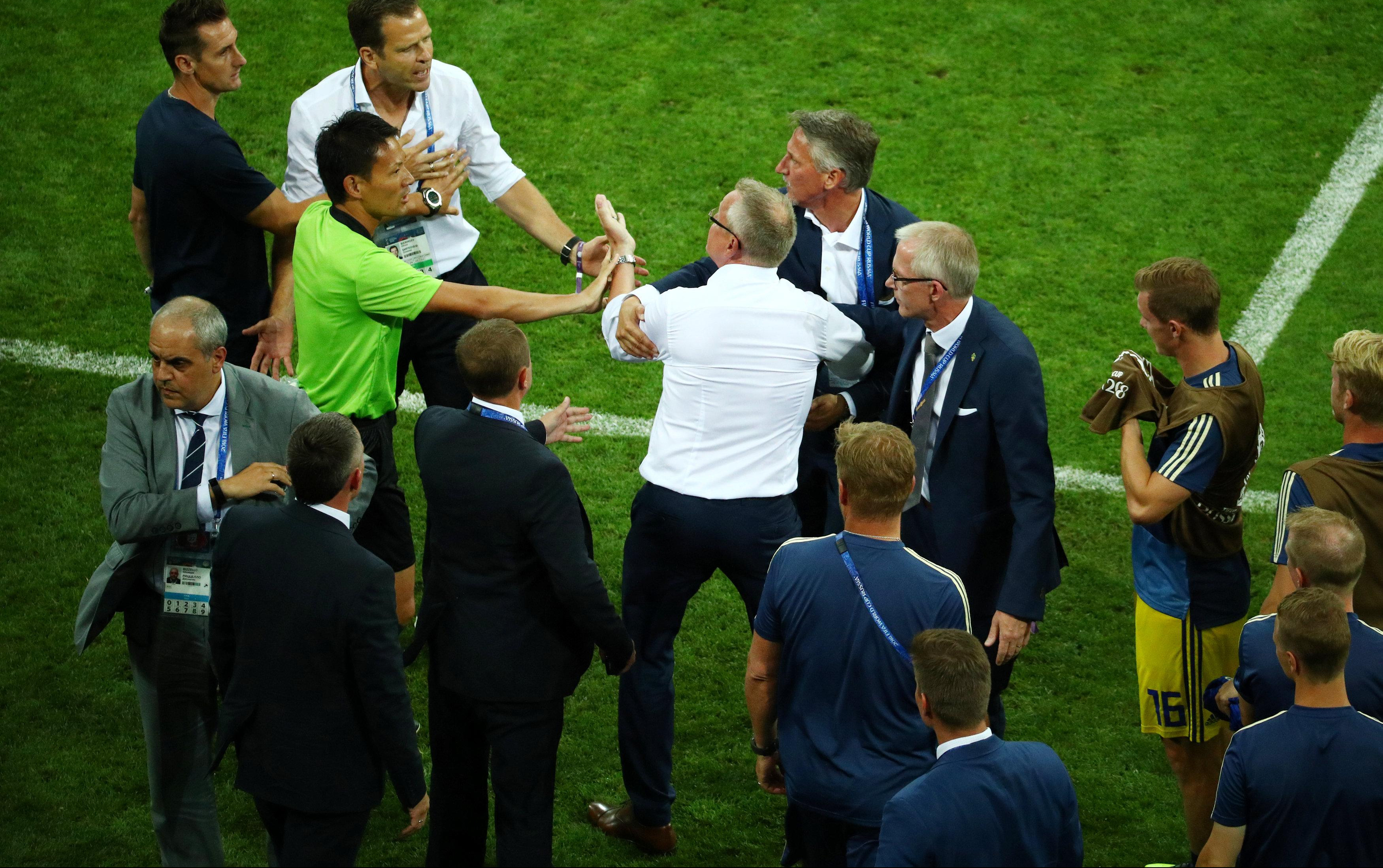 (FOTO) KAD "VIKINZI" POBESNE! Umalo tuča između trenera Švedske i Nemačke!