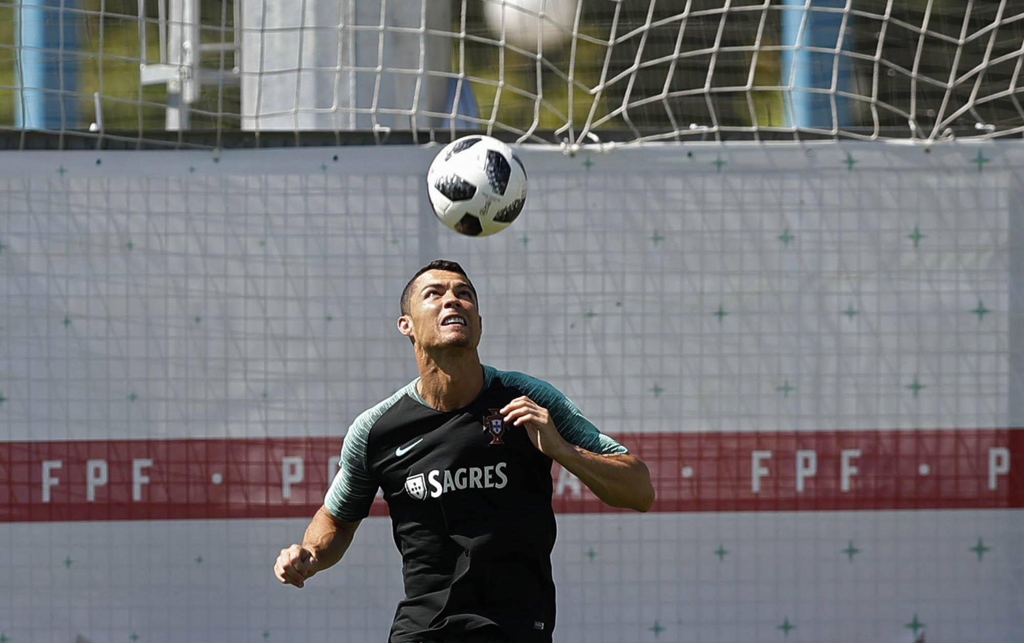 (VIDEO) IRANCI BUDILI FUDBALERE PORTUGALA, Ronaldo ih molio da prestanu!