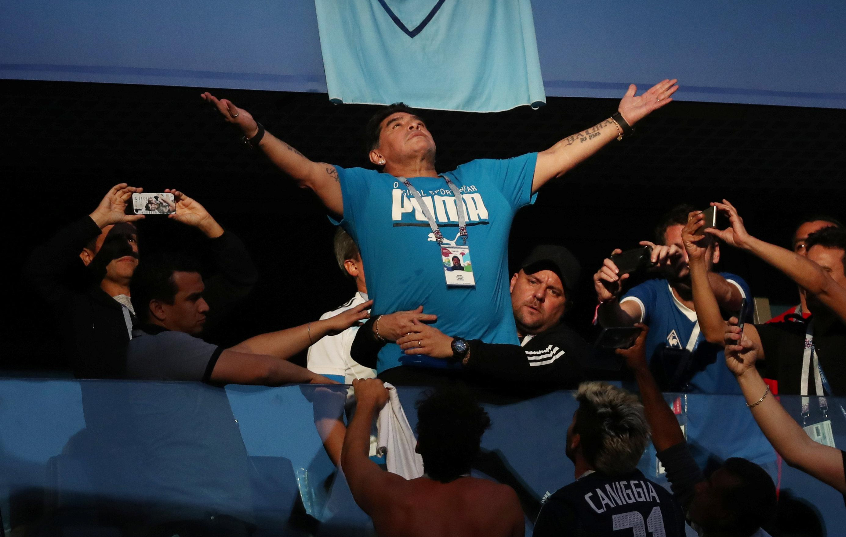 (FOTO) ŠOU PIJANOG MARADONE! El Pibe se skidao pred navijačima i pokazivao im bradavice