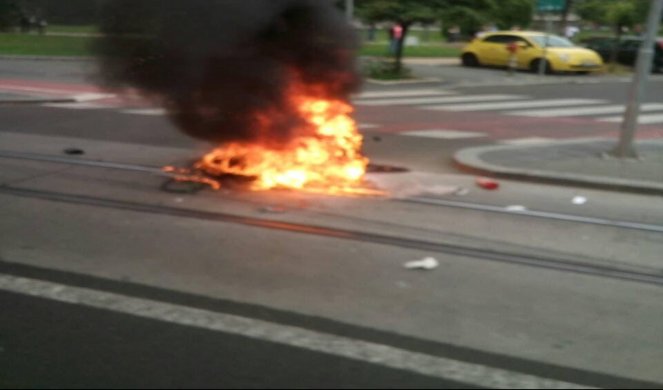 (FOTO) NESREĆA KOD HRAMA SVETOG SAVE! Zapalio se motor, jedna osoba povređena!