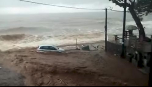 (VIDEO) STRAVIČNO NEVREME U GRČKOJ: Potopljene ulice i plaže, bujica nosi sve pred sobom!