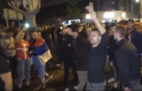 (VIDEO) SRBI PONOVO NAPRAVILI HAOS U BEČU! Blokirali ulice, palili baklje, pa se potukli sa policijom!
