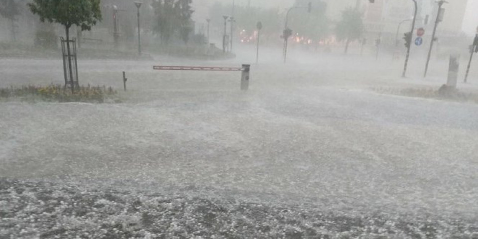 POTOP U ŠAPCU! Grad i kiša "tukli" u zoru, pod vodom ulice, dvorišta, automobili.../VIDEO/FOTO/
