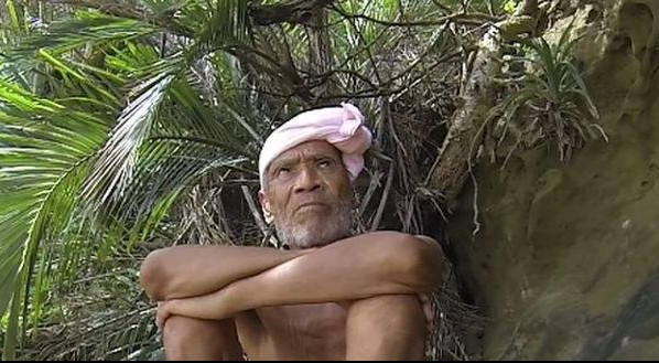 (VIDEO) GOLI PUSTINJAK VRAĆEN U CIVILIZACIJU! Na silu izbačen sa svog ostrva u 82. godini