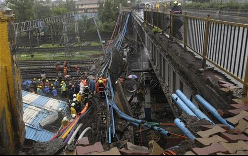 SERIJA NESREĆA U MUMBAIJU: Srušio se most, pa izbio požar na železničkoj stanici!