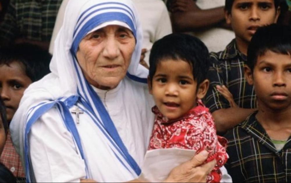 (VIDEO) UŽASNO OTKRIĆE: Misionarke Majke Tereze prodavale bebe, odbravale i popust!