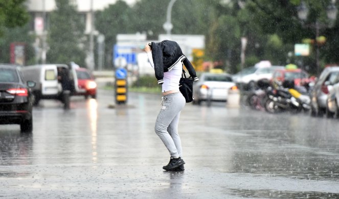 KREĆE PROVALA OBLAKA U NAREDNA DVA SATA! Meteorolozi upozorili na nevreme u pet okruga Srbije!