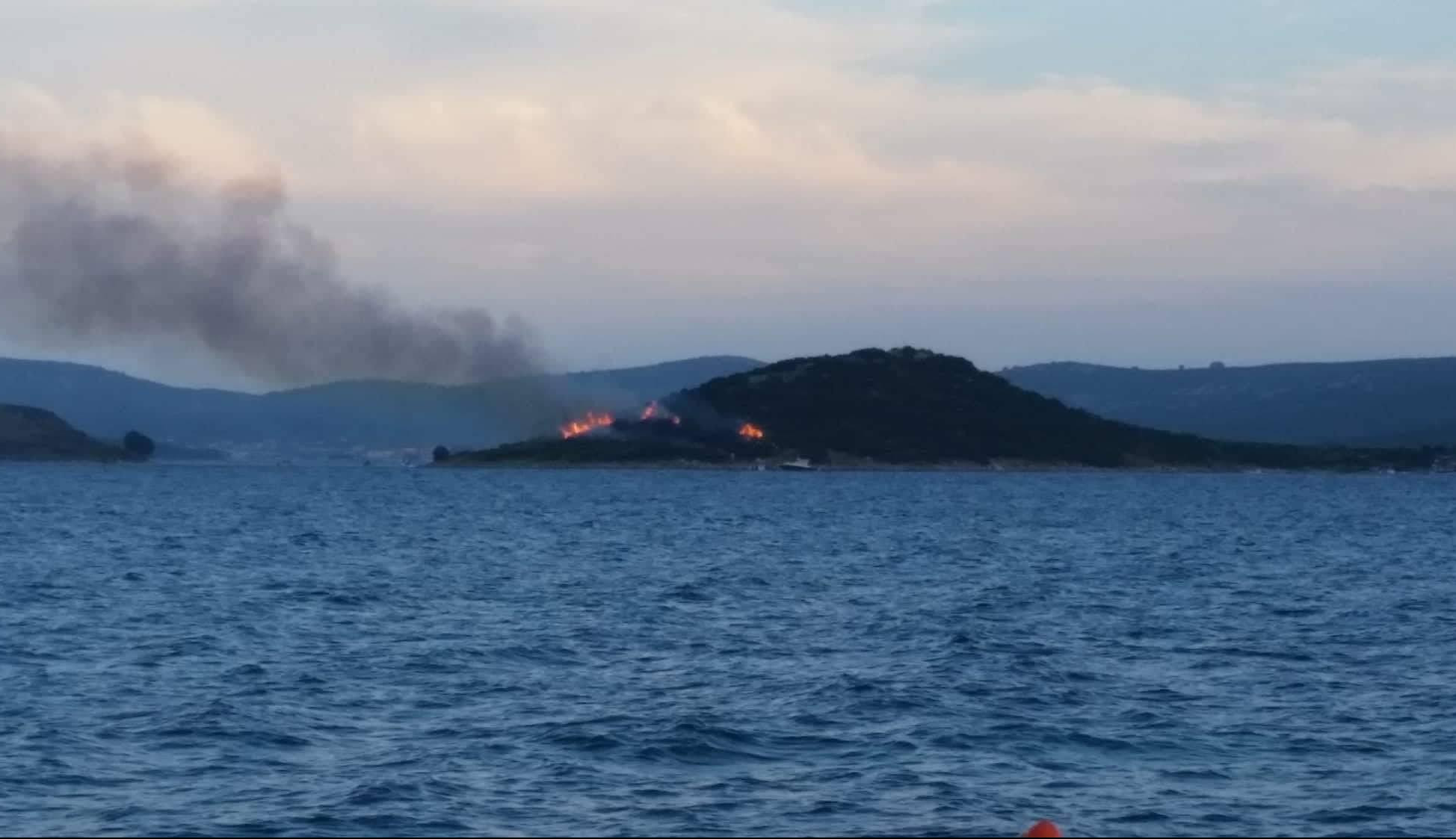 (FOTO) ŠTA JE S MOZGOM!? Hrvati bakljama zapalili OSTRVO, 100 osoba evakuisano!
