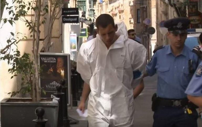 (VIDEO) ZAGRLIO GA KAO BRATA, OSMEHNO MU SE, PA GA IZBO NOŽEM: Krvavi napad na biznismena na Malti izveo Srbin!