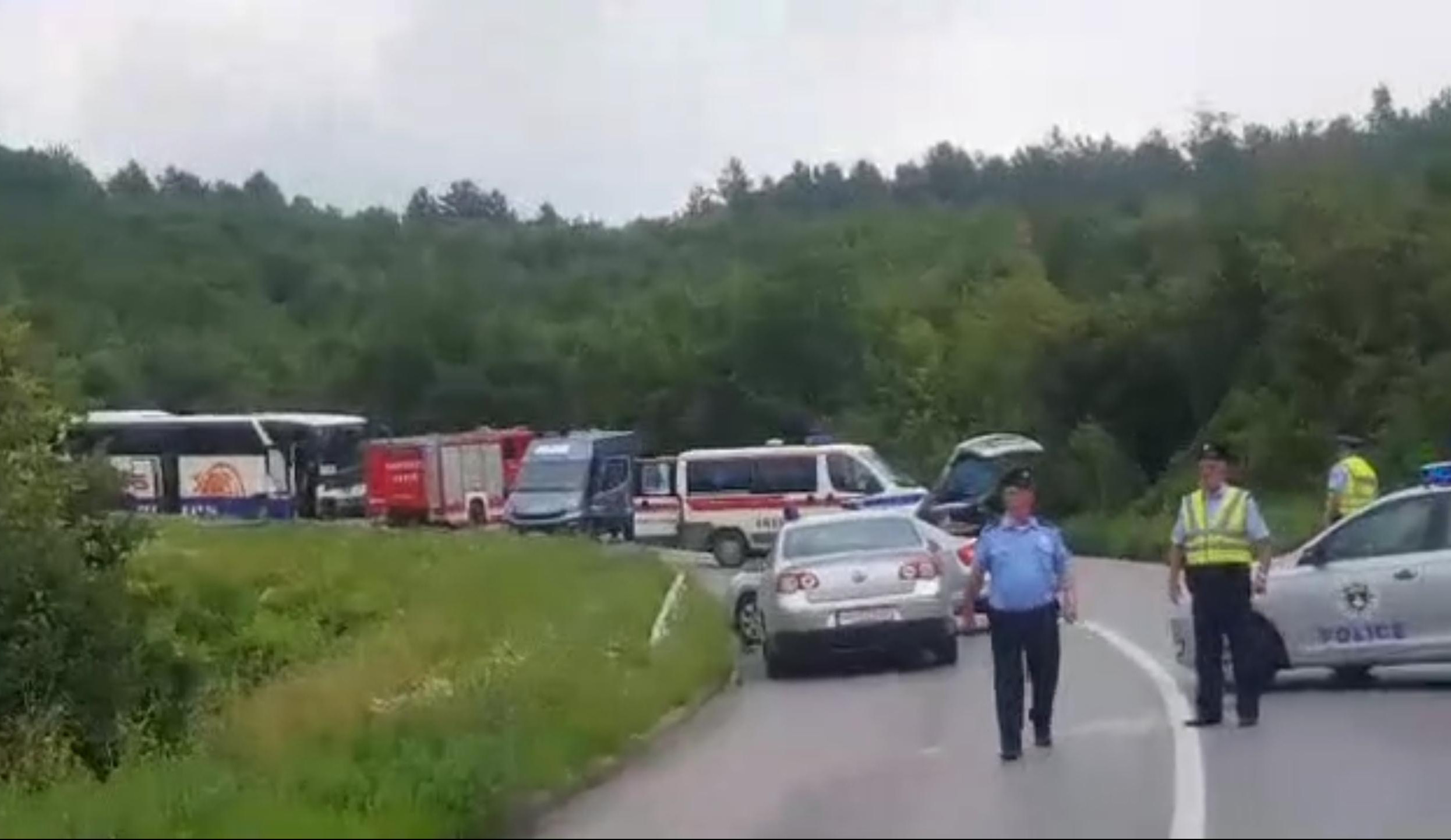 (FOTO) TRAGEDIJA NA KOSOVU! POGINULA CELA PORODICA! Troje dece i roditelji stradali u sudaru autobusa i BMW-a!