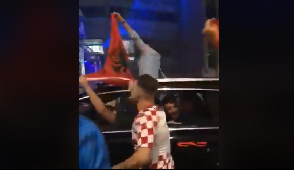 (VIDEO) MORA DA JE MASKIRANI SRBIN! Hrvatski navijač šiptarima oteo albansku zastavu!