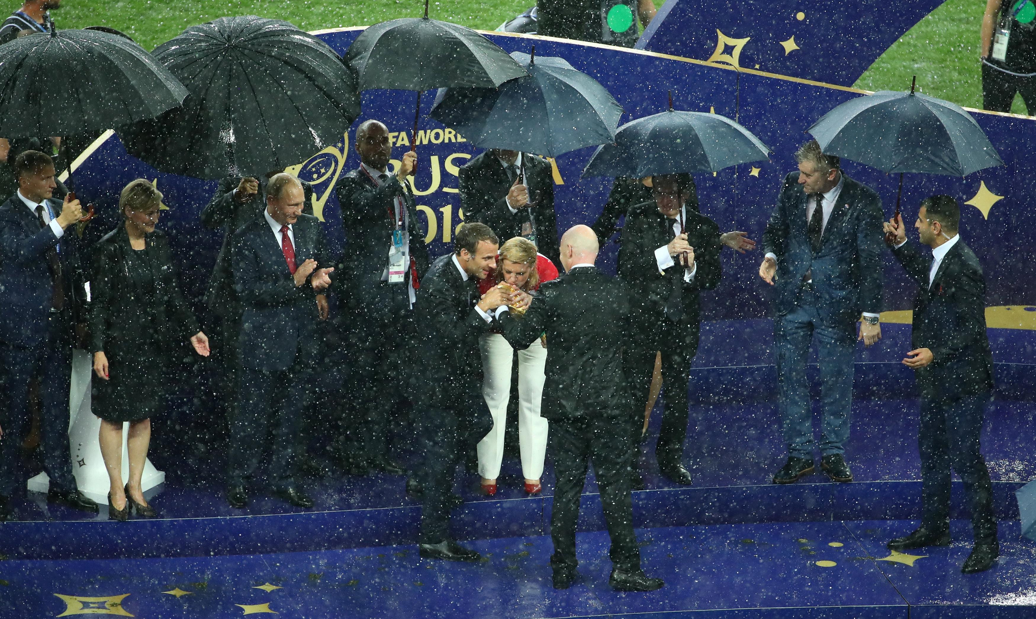 (FOTO) KOLINDA TOTALNO ODLEPILA! Predsednica Hrvatske ljubila Francuze, sudije, pa i pehar!