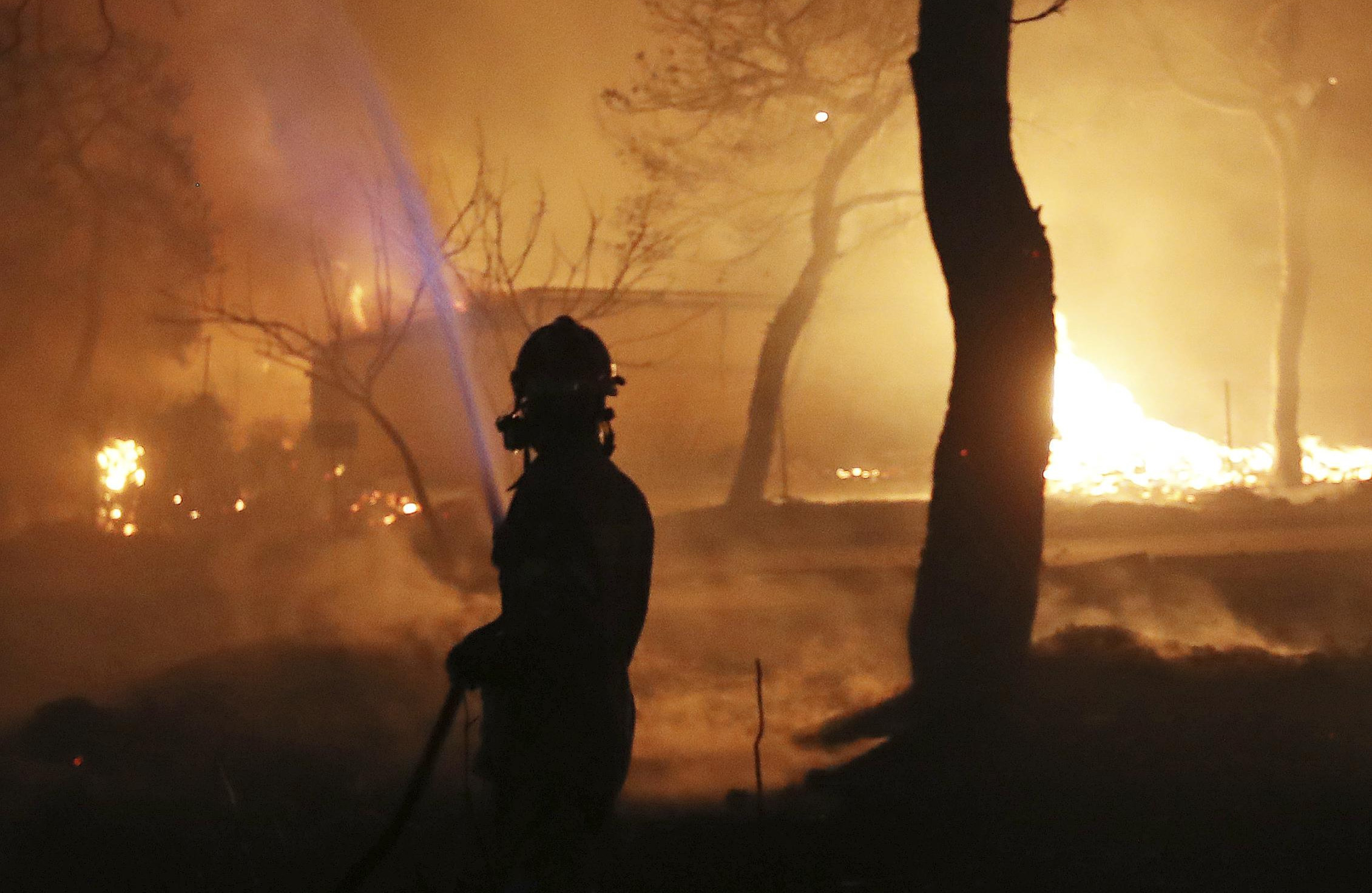 POŽAR U GRČKOJ, EVAKUISANO OKO 400 DECE! Više od 80 vatrogasaca i policajaca gasi plamenu stihiju!