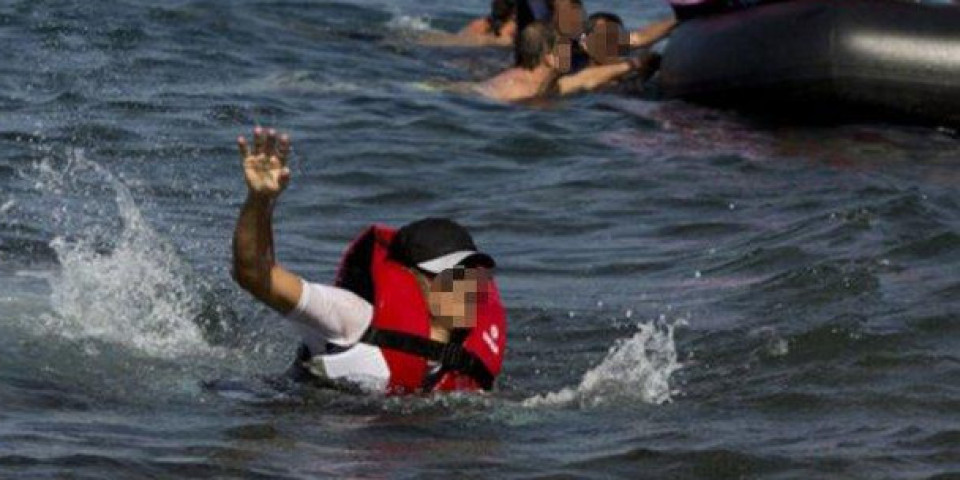 ITALIJANSKA OBALSKA STRAŽA SPREČILA TRAGEDIJU! Potonuo brod, spašeno 45 migranata iz mora!