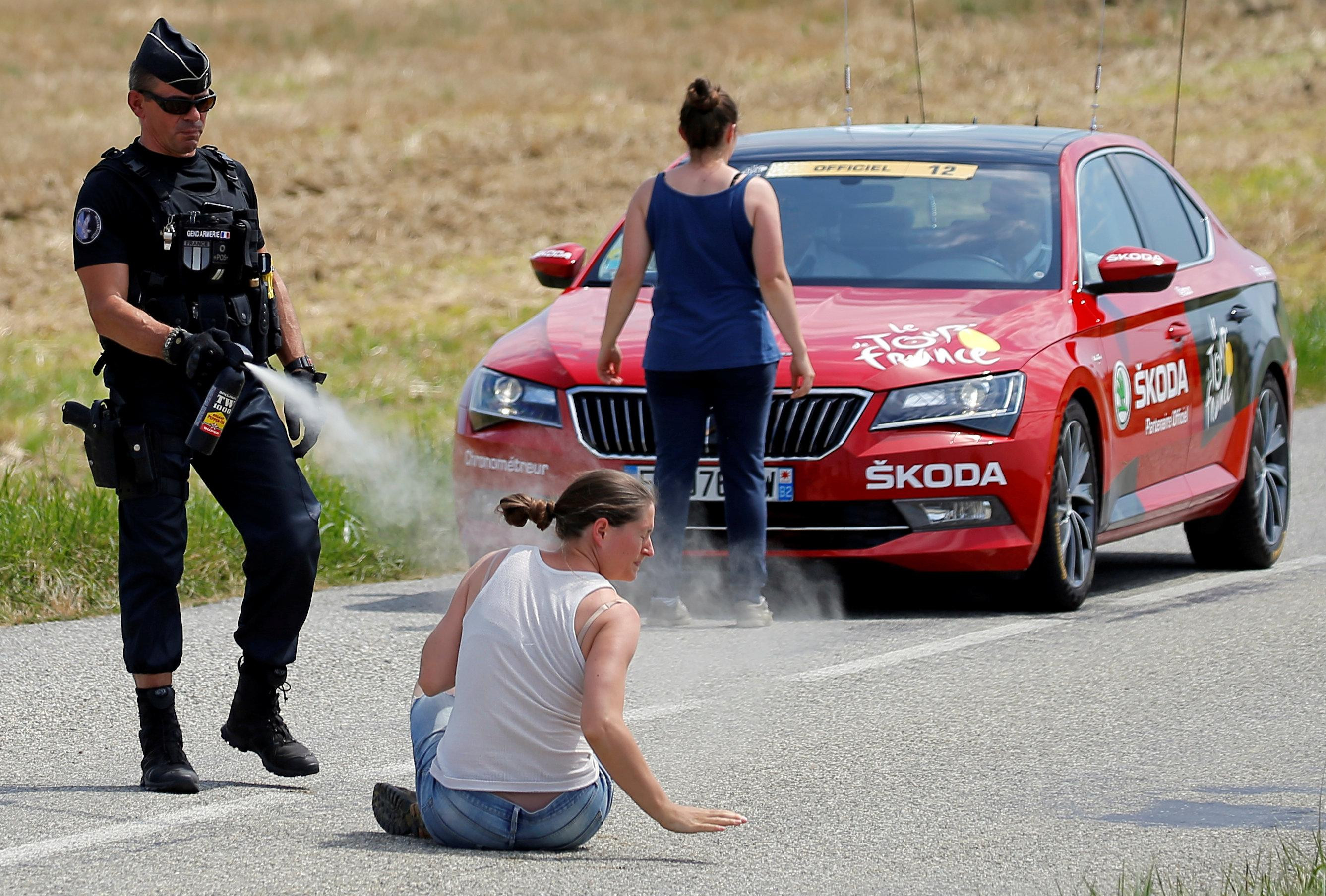 (FOTO) NEVIĐEN SKANDAL NA TUR DE FRANSU! Policija silom terala seljake, biciklisti dobili biber sprej!