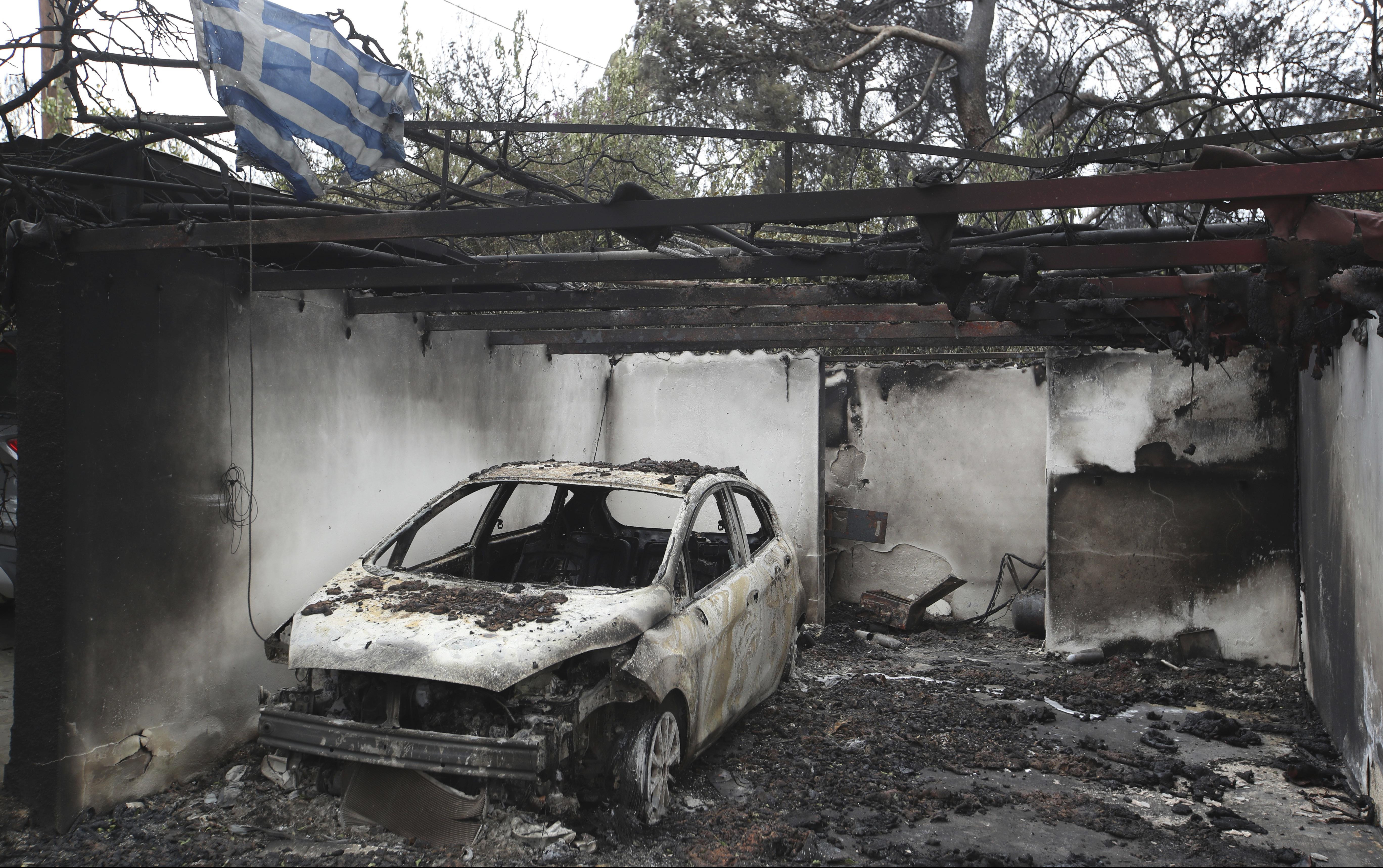 (FOTO) KATASTROFA U GRČKOJ! Od 720 objekata požar potpuno uništio 211!