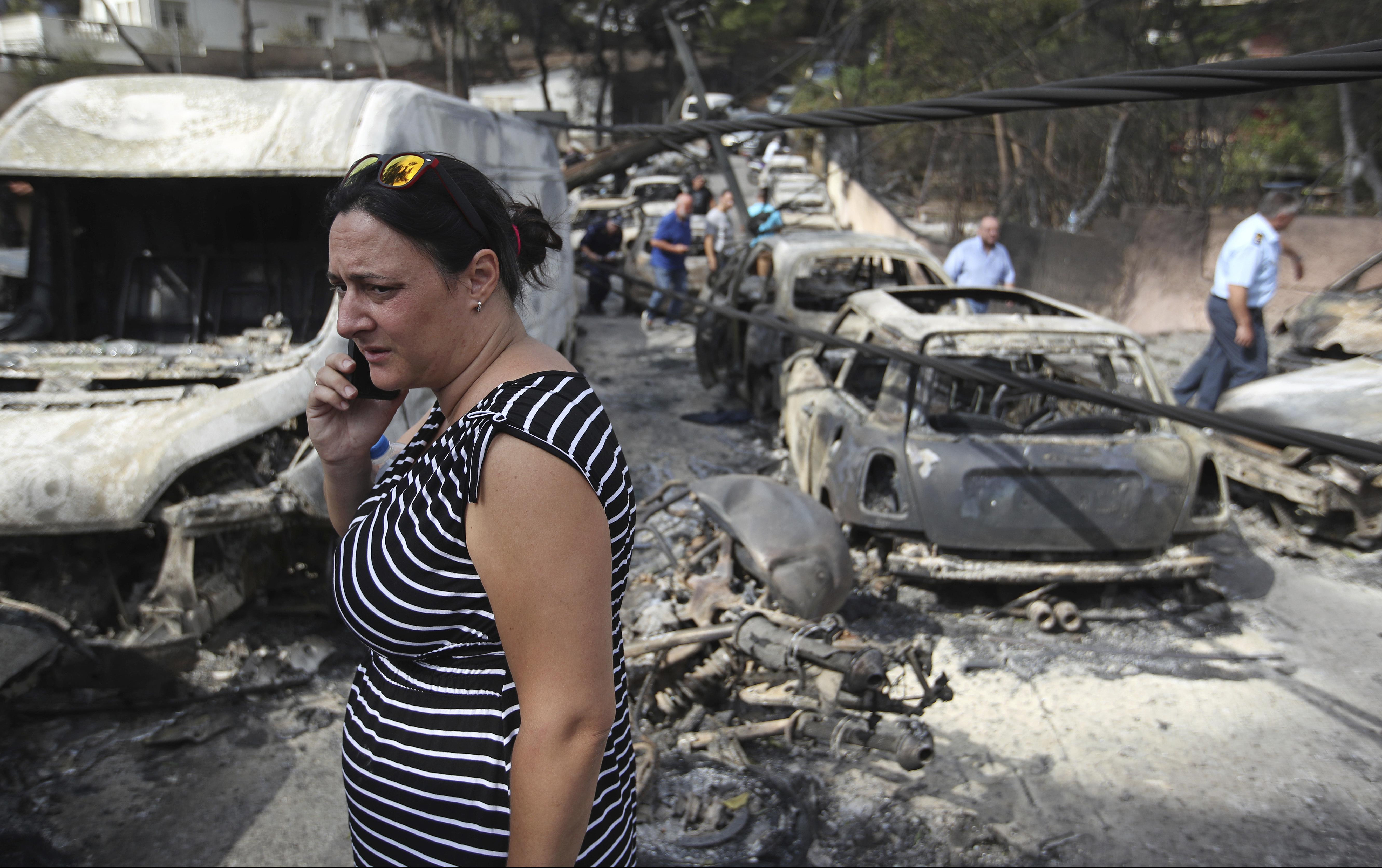 (UZNEMIRUJUĆI VIDEO/FOTO) JEZIVE SCENE POSLE POŽARA U GRČKOJ! Vatra progutala sve, ljudi uplašeni u neverici gledaju posledice vatrene stihije na ulicama!